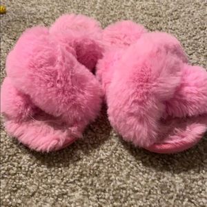 Girls fuzzy pink slippers